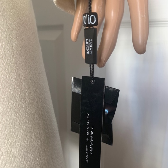 Tahari Sophisticated Two-Piece Cream Skirt Suit 10